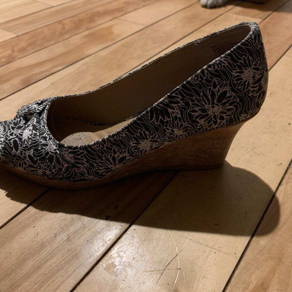 Shoes - Picture 2 of 3